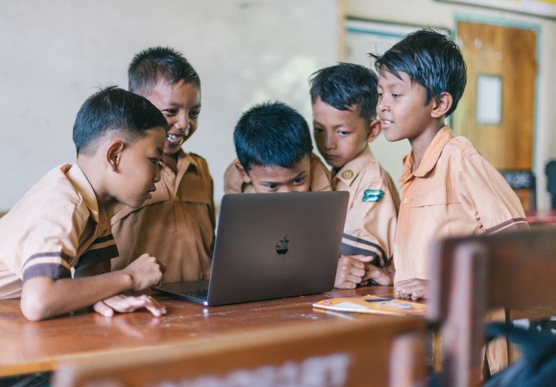 students using VR technology in classroom